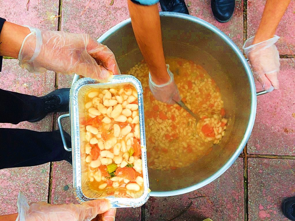 Συλλογική Κουζίνα Αλληλεγγύης Πάτρας - Συγκινεί το δευτεριάτικο τραπέζι της πλ. Βουδ 5