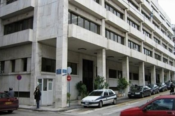 ΠΑΤΡΑ: Χόρευαν στην Ερμού πάνω σε περιπολικό... για το tik tok! 655569