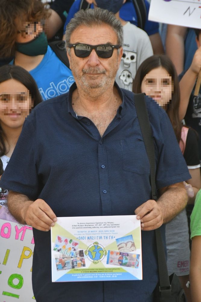 Ο αντιδήμαρχος Παιδείας Τάκης Πετρόπουλος στη δράση μαθητών της Πάτρας για το περιβάλλον 1653551770872 censored