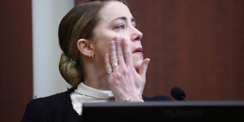 Άμπερ Χερντ: Σεξουαλική παρενόχληση, ένα μπουκάλι και πολλή ζήλεια στη δεύτερη ημέρα κατάθεσης amber herd