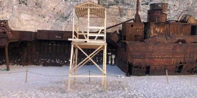 Ζάκυνθος: Έβαλαν πύργο ναυαγοσώστη μπροστά από το πλοίο “Παναγιώτης” στο Ναυάγιο navagio pirgos navagososti