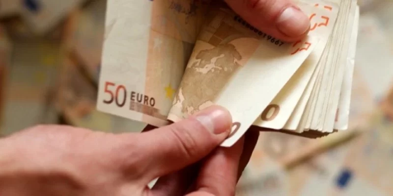 close shot of hands counting euro money bills n5dtci83l f0000 768x431 768x431 768x431 1 768x431 1