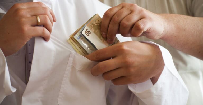 ΠΑΤΡΑ: Νέες καταγγελίες για φακελάκια σε Νοσοκομεία fakelaki 768x432 1