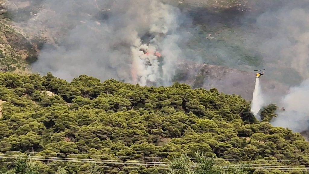 Αχαΐα: Δυο πύρινα μέτωπα - Ένα στο βουνό και ένα στην Καλλιθέα - Δύσκολη η νύχτα fotia 2