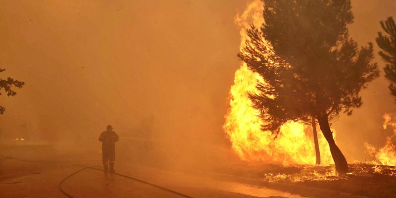 Ανεξέλεγκτη η φωτιά στην Πεντέλη! Καίγονται σπίτια στο Ντράφι - Εκκενώθηκαν και Ανθούσα, Διώνη, Δασαμάρι penteli fotia