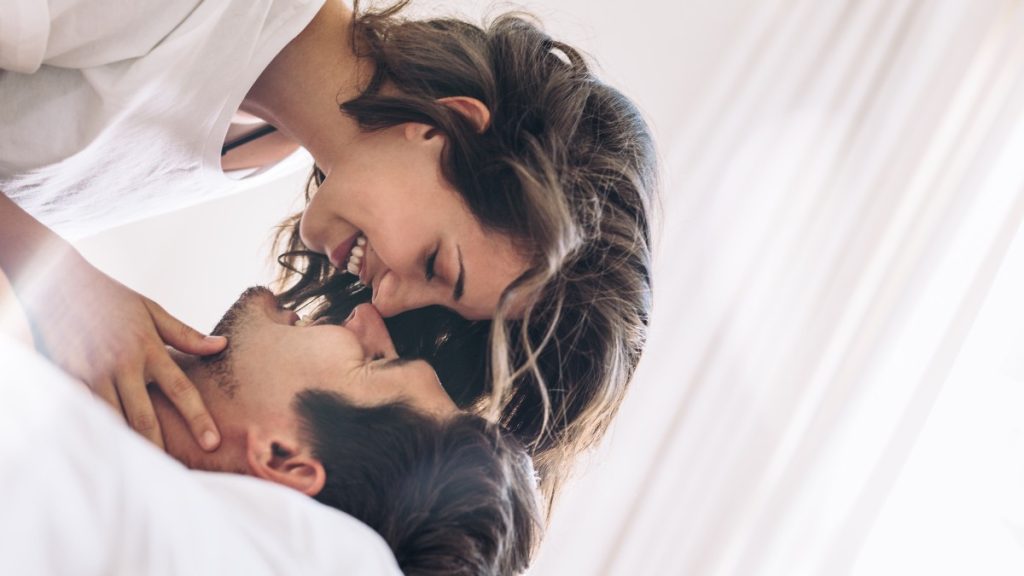 220824205659 romantic couple