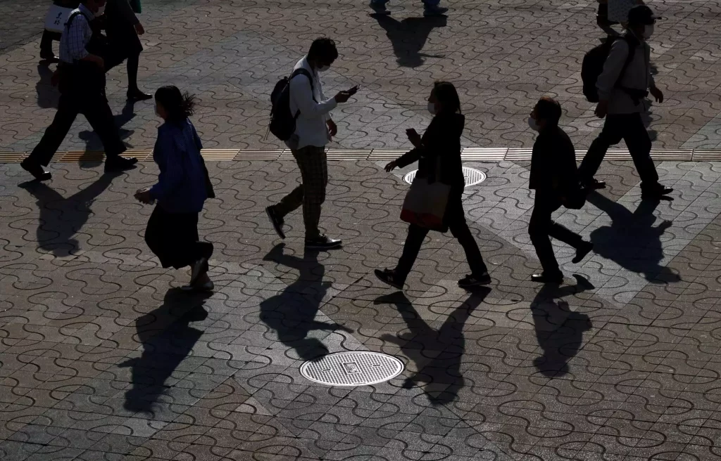 people walking 2048x1312 1