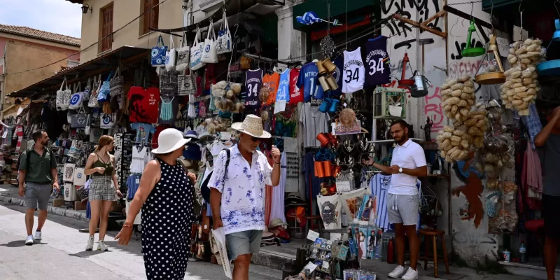 Τουρισμός: Εκτιμήσεις για έσοδα «ρεκόρ» – 20 δισ. και πάνω από 30 εκατ. αφίξεις touristes in 0207 2048x1392 1