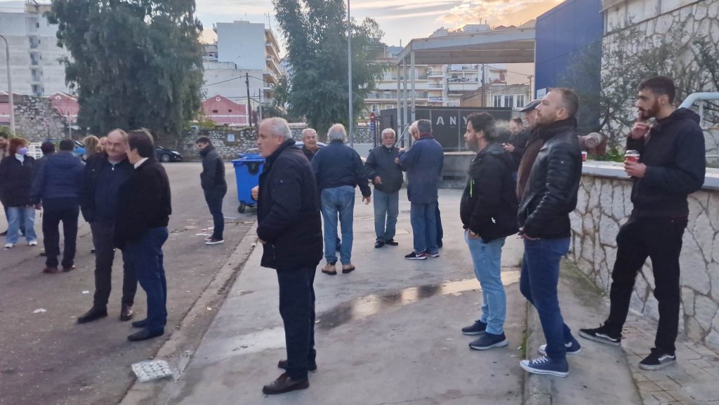 ΠΑΤΡΑ: Κινητοποίηση του Εργατικού Κέντρου στον ΔΕΔΔΗΕ - Πέταξαν μπογιές και έγραψαν συνθήματα - ΦΩΤΟ 319855320 1308807253208359 658717078668950708 n