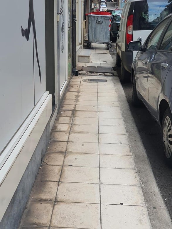 ΠΑΤΡΑ: Ανέβασαν κάδο απορριμμάτων... για να παρκάρουν! (φωτό) 8 2