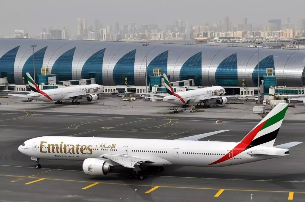 Emirates plane to a gate at Dubai International Airport 1536x1020 1