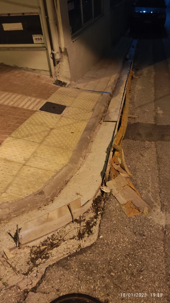 Κωνσταντινουπόλεως κάθετη για δεξιά
