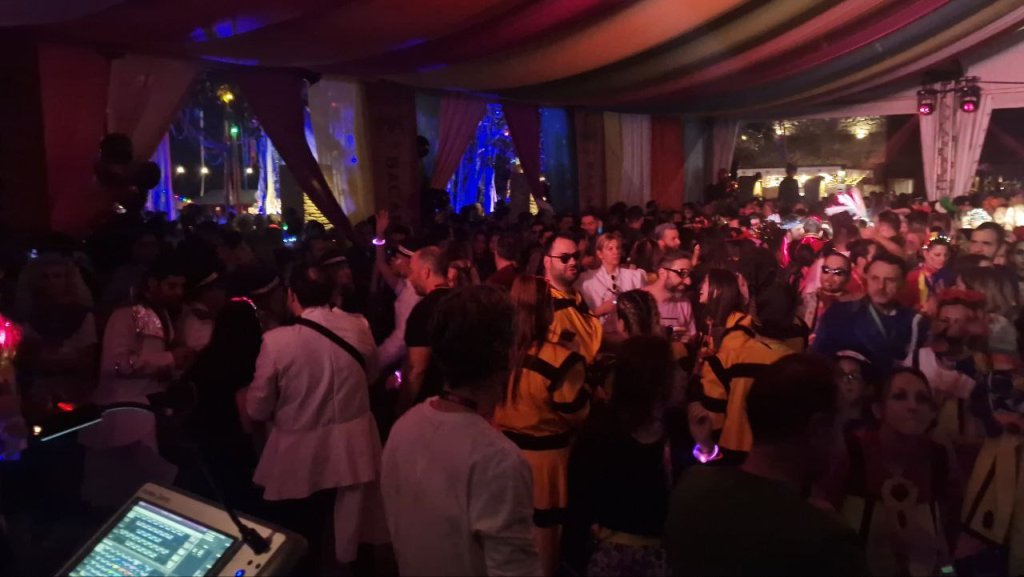 ΠΑΤΡΑ: Το αδιαχώρητο στα πάρτι στο καρναβάλι - ΦΩΤΟ photo 2023 02 27 06 12 52