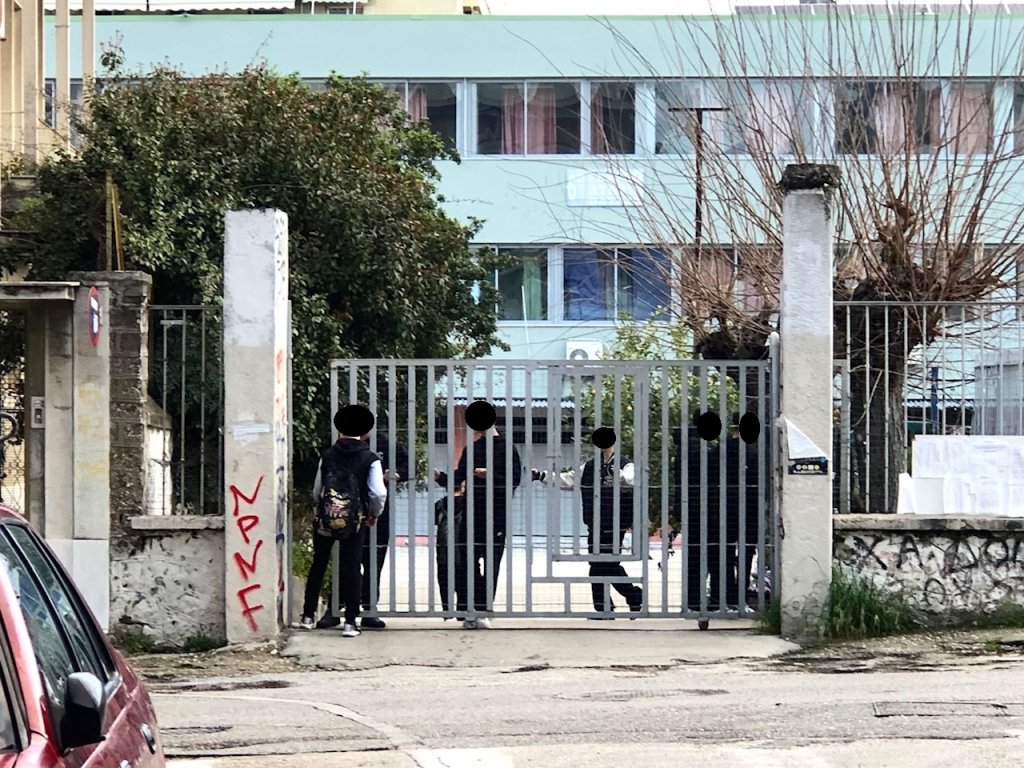 ΠΑΤΡΑ - "Φουντώνουν" οι καταλήψεις στα σχολεία για τα Τέμπη - Μαυροφορεμένοι προσήλθαν σήμερα μαθητές λυκείων 07