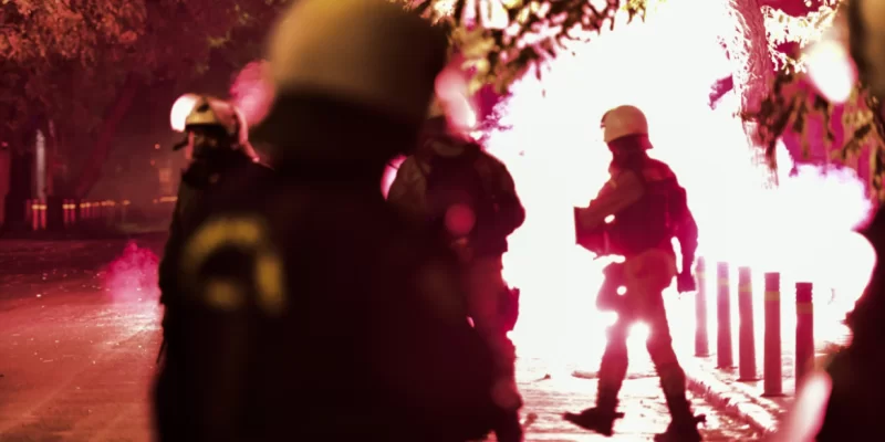 Άγνωστοι πέταξαν πέτρες και μολότοφ σε αστυνομικούς έξω από το Πολυτεχνείο Collage Maker 25 Mar 2023 05 06 AM 5669