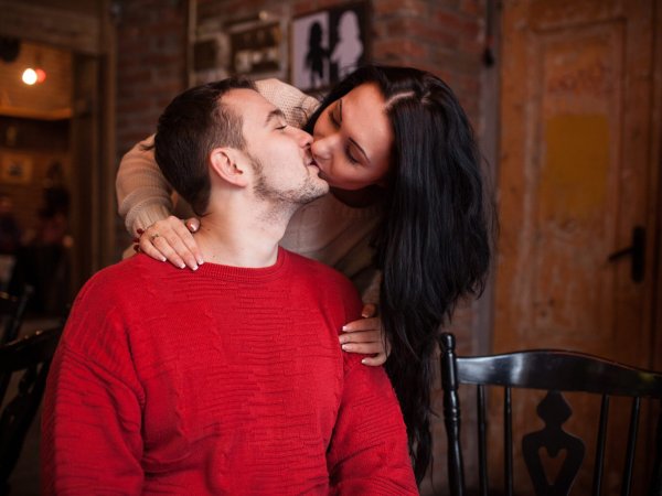girl kissing man cafe scaled 1 2048x1366 1
