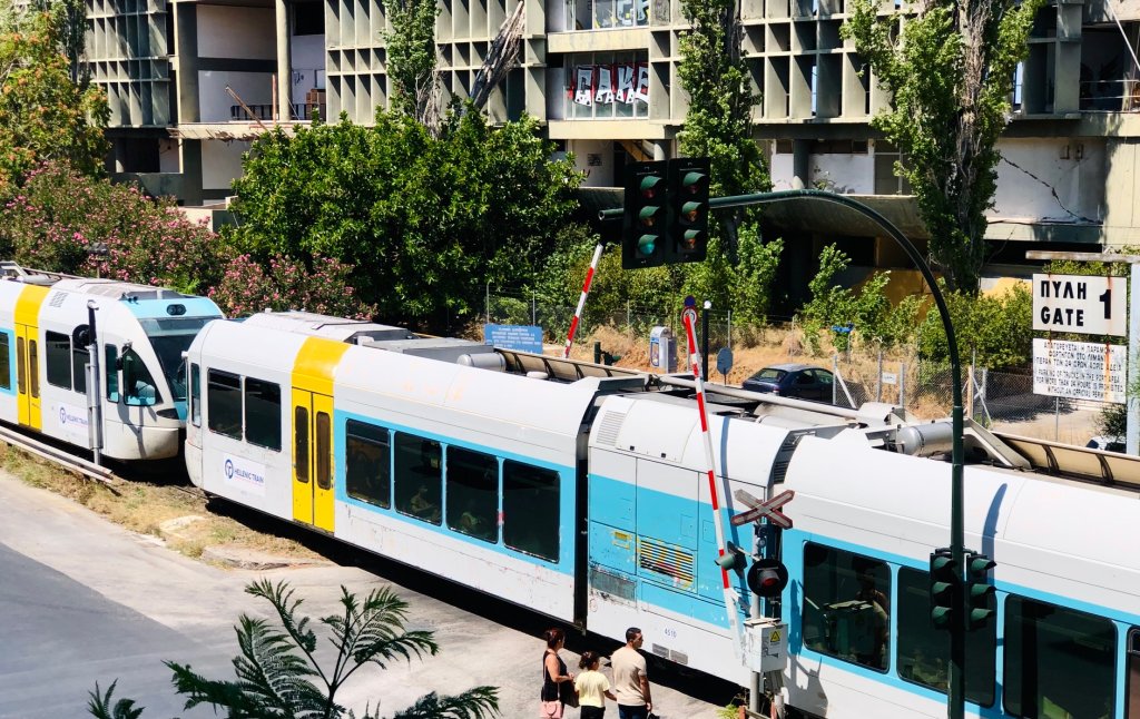 Τρένο με σηκωμένες μπάρες 1ο ΘΕΜΑ 1