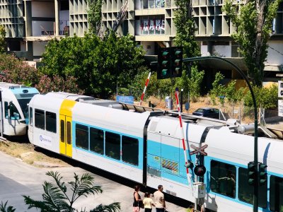 Τρένο με σηκωμένες μπάρες 1ο ΘΕΜΑ 1
