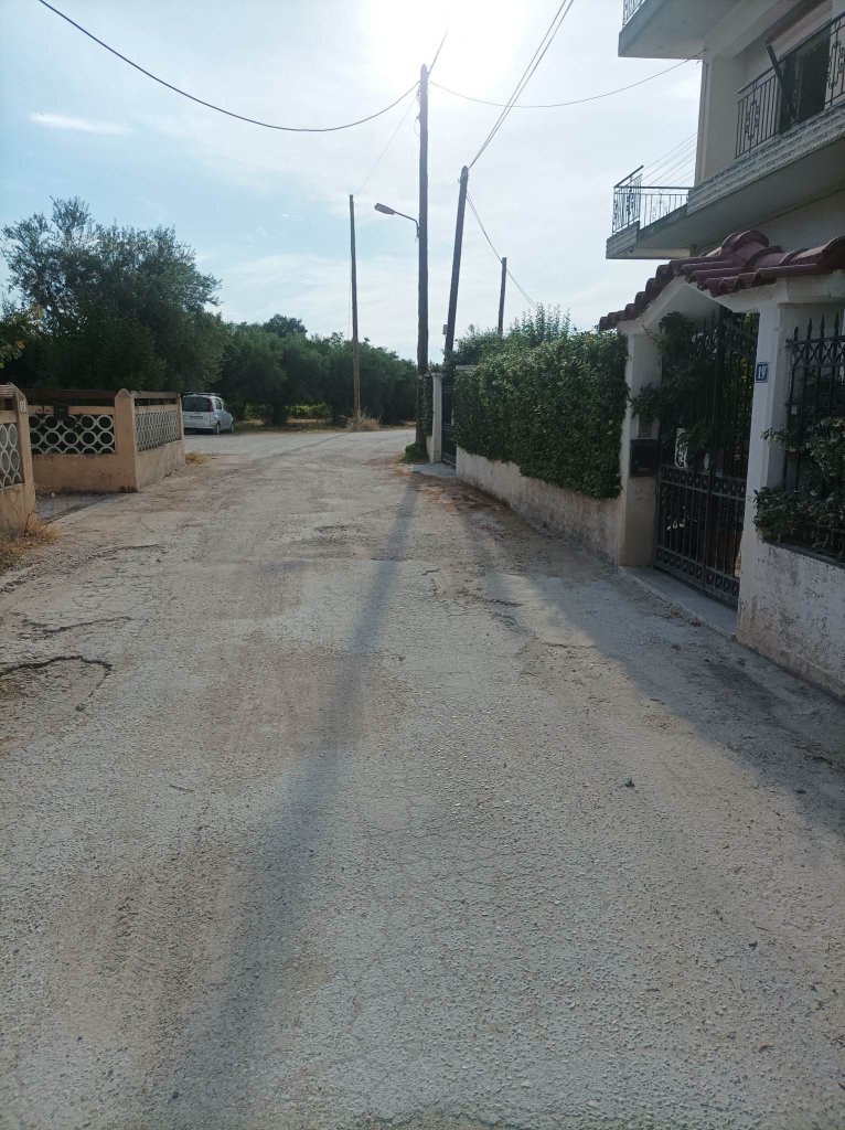 1ο ΔΕΜΕΝΙΚΑ ΔΡΟΜΟΣ 1 ΜΕ ΛΕΖΑΝΤΑ. Αυτό είναι το σημείο όπου ο δρόμος αλλάζει από. άσφαλτο σε χώμα 1