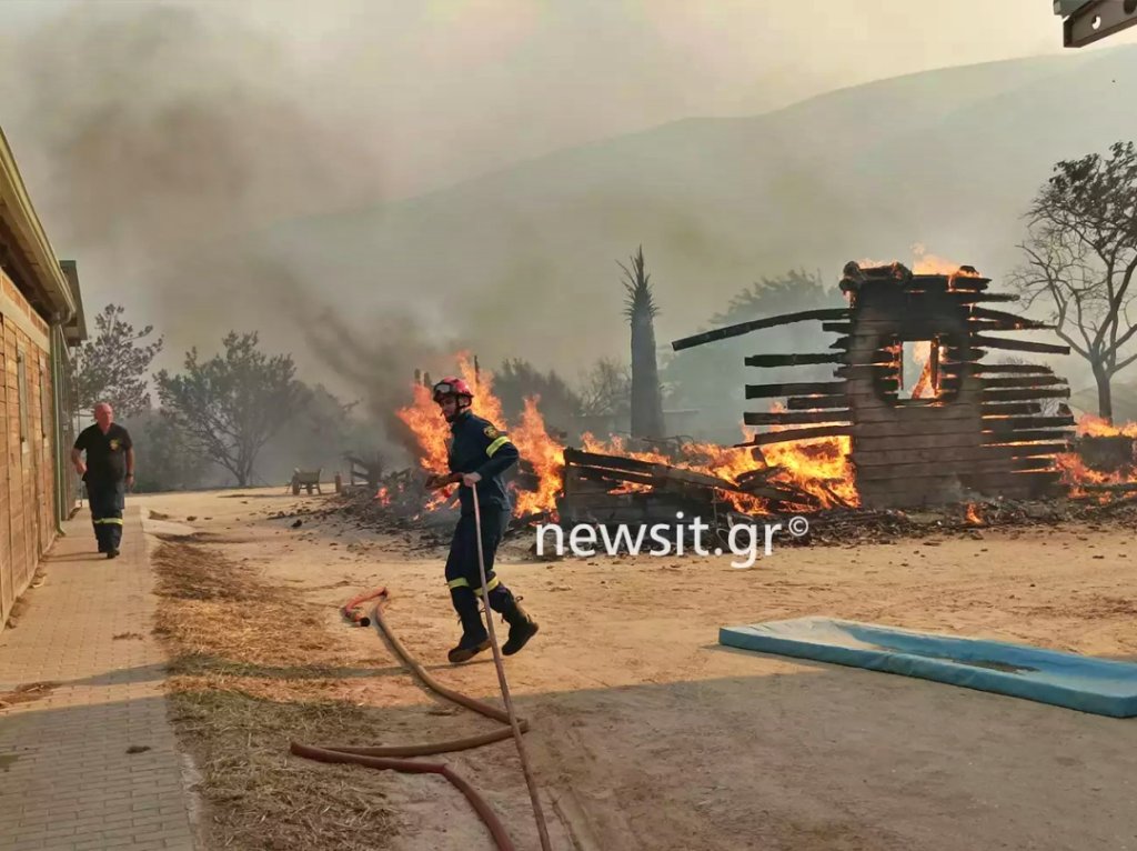 Καίγεται ιππικός όμιλος στην Ανάβυσσο! Μάχη με τις φλόγες σε Κουβαρά, Λαγονήσι και Λουτράκι - Καμμένα σπίτια και αυτοκίνητα, εκκενώθηκαν οικισμοί anavisos fwtia