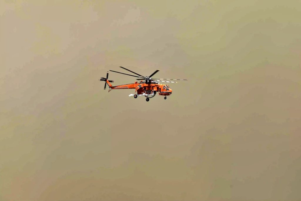 Μεγάλη φωτιά στα Δερβενοχώρια, μήνυμα 112 στους κατοίκους – Ενισχύονται οι πυροσβεστικές δυνάμεις dervenoxwria