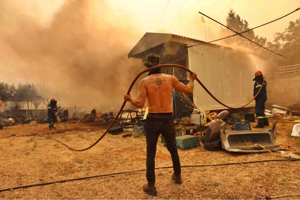 Πύρινος εφιάλτης στη Νέα Ζωή Μάνδρας, καίγονται σπίτια - Εκτός ελέγχου το «μέτωπο» fotia mandra3