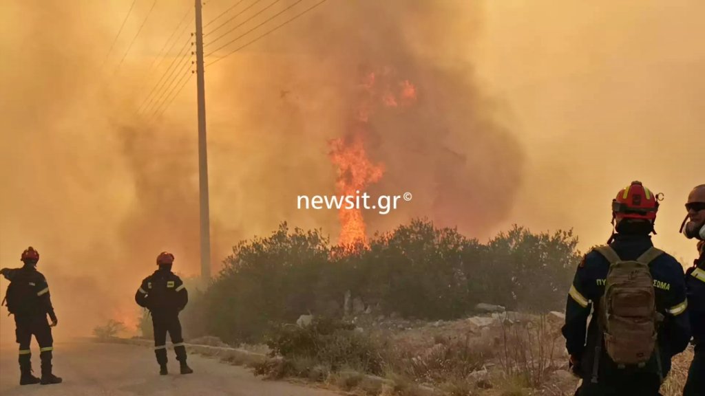 Καίγονται σπίτια στο Πανόραμα Σαρωνίδας! Εικόνες καταστροφής σε Κουβαρά, Λαγονήσι και Λουτράκι fwtia sarwnida