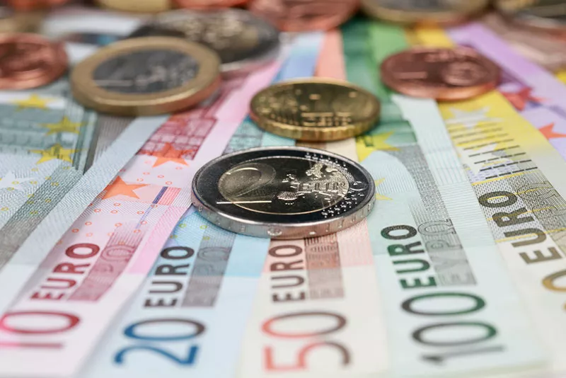 ΤτΕ: Περιορισμένες οι επιπτώσεις από τους δασμούς – Με ικανοποιητικό ρυθμό η ανάπτυξη της ελληνικής οικονομίας