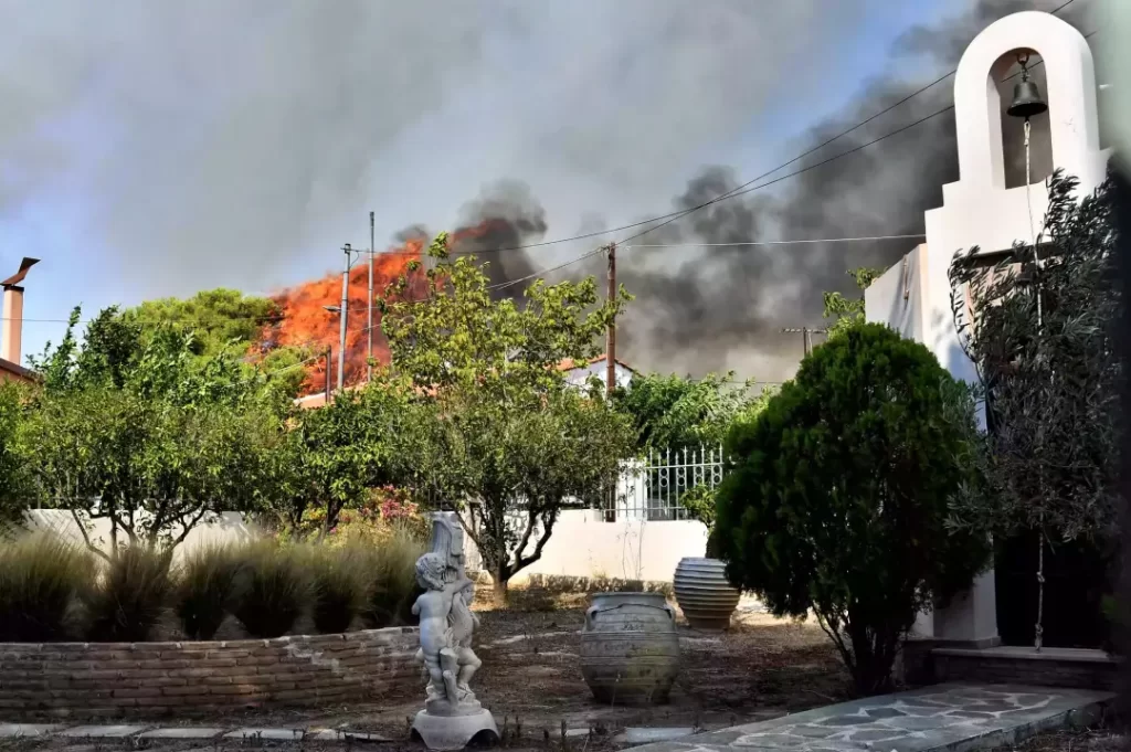 Σπίτια παραδόθηκαν στις φλόγες από τη φωτιά στο Λουτράκι - Μαίνεται το πύρινο μέτωπο loutraki1