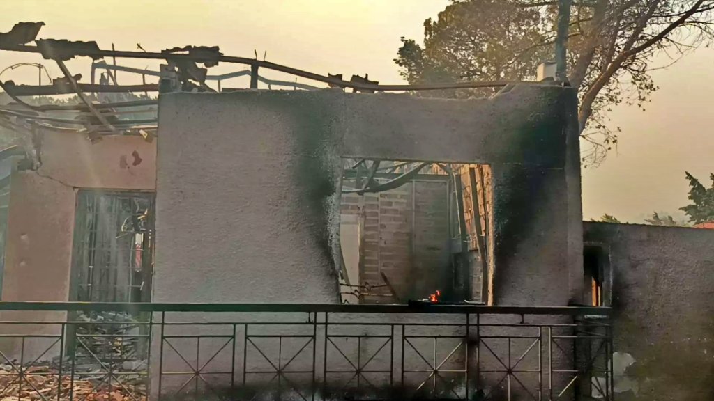 Ανεξέλεγκτη η φωτιά στον Κουβαρά Αττικής – Εκκενώνονται Λαγονήσι, Σαρωνίδα και Ανάβυσσος, καίγονται σπίτια tabouria2