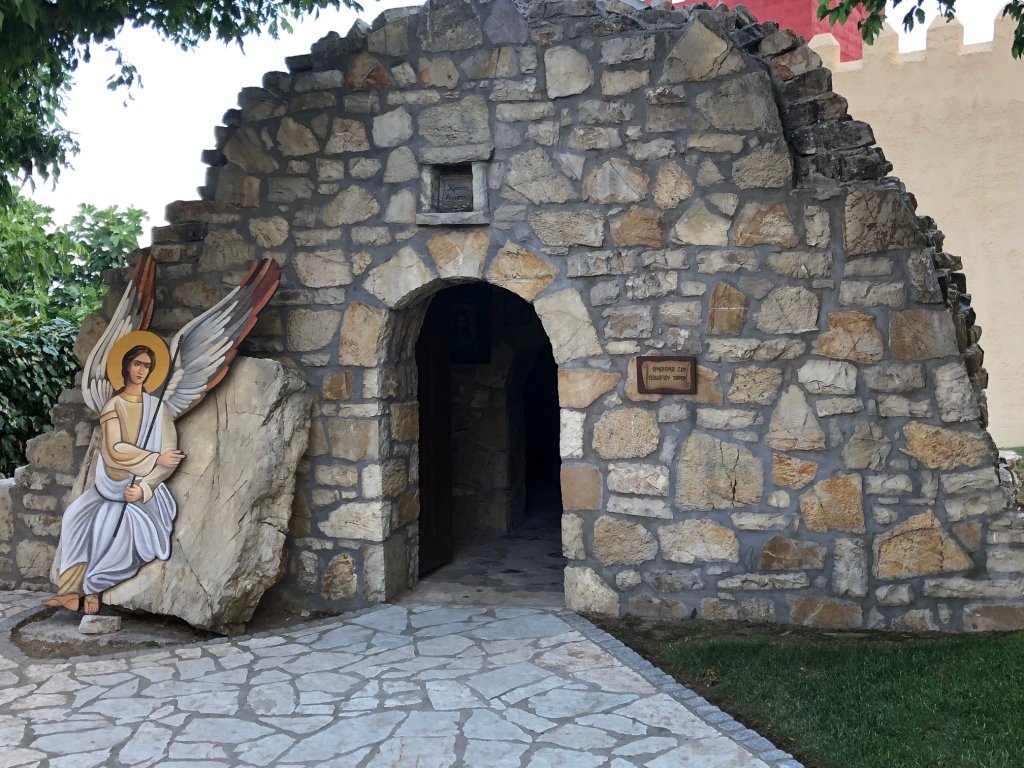 Εκδρομή στους… «Παπαροκάδες» | Δείτε ΦΩΤΟ από το Μοναστήρι που κατακλύζουν εκατοντάδες νέοι! 11