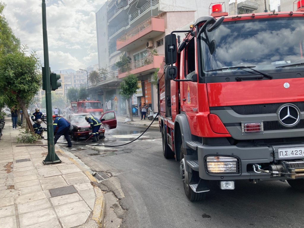 1ο ΘΕΜΑ ΔΥΟ ΦΩΤΟ ΙΧ ΜΕ ΦΩΤΙΑ ΣΤΗΝ ΠΑΤΡΑ 2 1