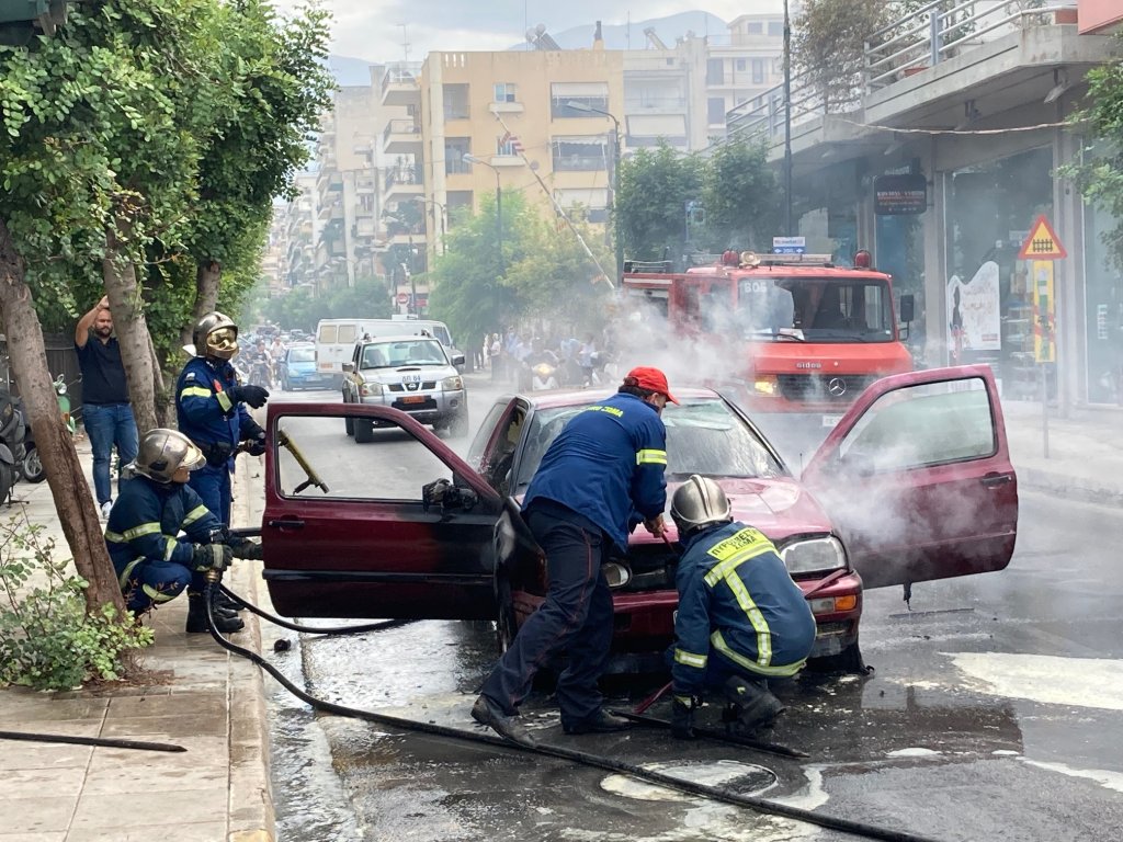 1ο ΘΕΜΑ ΔΥΟ ΦΩΤΟ ΙΧ ΜΕ ΦΩΤΙΑ ΣΤΗΝ ΠΑΤΡΑ 4 1