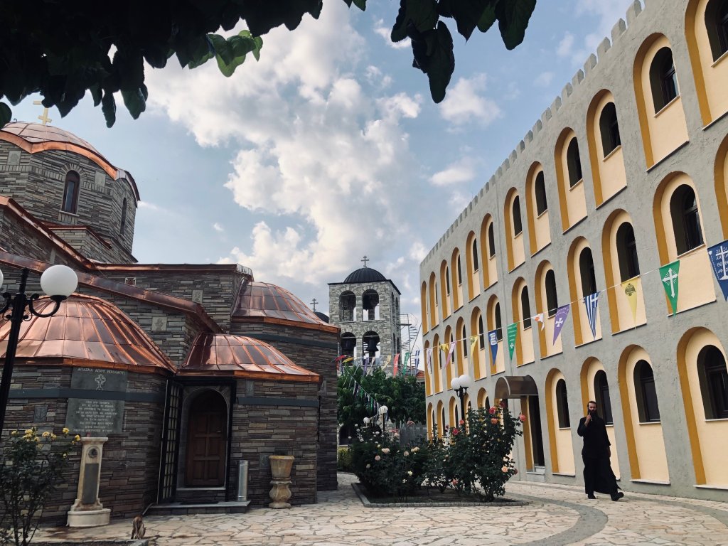 Εκδρομή στους… «Παπαροκάδες» | Δείτε ΦΩΤΟ από το Μοναστήρι που κατακλύζουν εκατοντάδες νέοι! γενικεσ 8