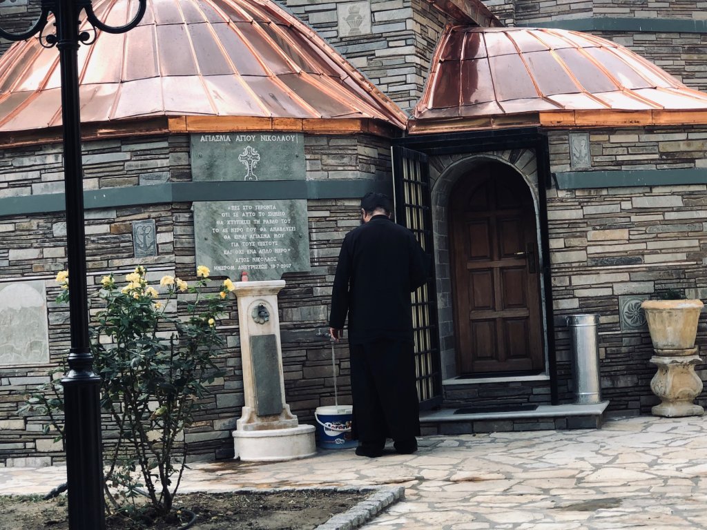 Εκδρομή στους… «Παπαροκάδες» | Δείτε ΦΩΤΟ από το Μοναστήρι που κατακλύζουν εκατοντάδες νέοι! γενικεσ 9