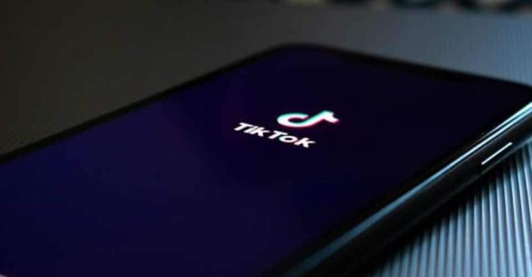 TikTok - Σοκάρουν τα στοιχεία: Οι νέοι «κολλάνε» σε αυτό για τουλάχιστον 4 ώρες κάθε μέρα