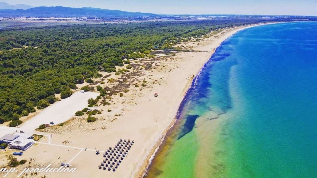 Μπλόκo σε εκατοντάδες παραλίες από ΥΠΟΙΚ και ΥΠΕΧΩΔΕ για ομπρέλες και ξαπλώστρες – Καλόγρια κι άλλες παραλίες της Δυτ. Ελλάδας στη λίστα