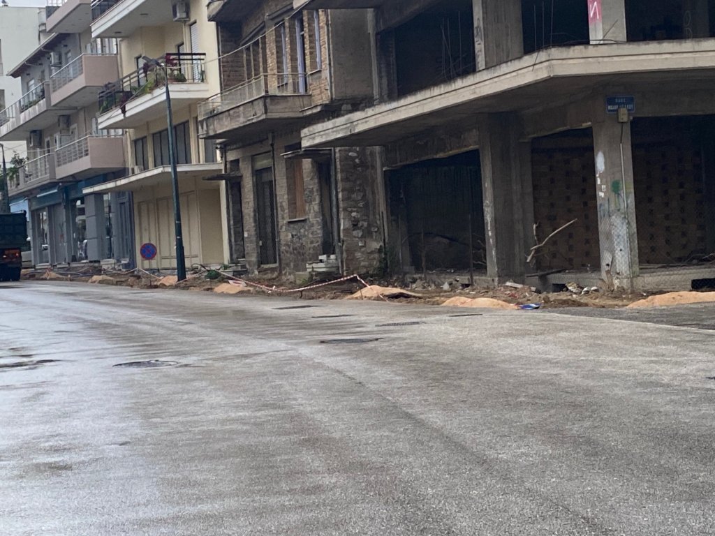 ΠΑΤΡΑ: Η απάντηση Τάκη Πετρόπουλου για τα δέντρα που ξεριζώθηκαν - "Θα φυτευτούν ξανά, και περισσότερα νέα..." 2 δένδρα πεζοδρομια πετρόπουλος 1 1