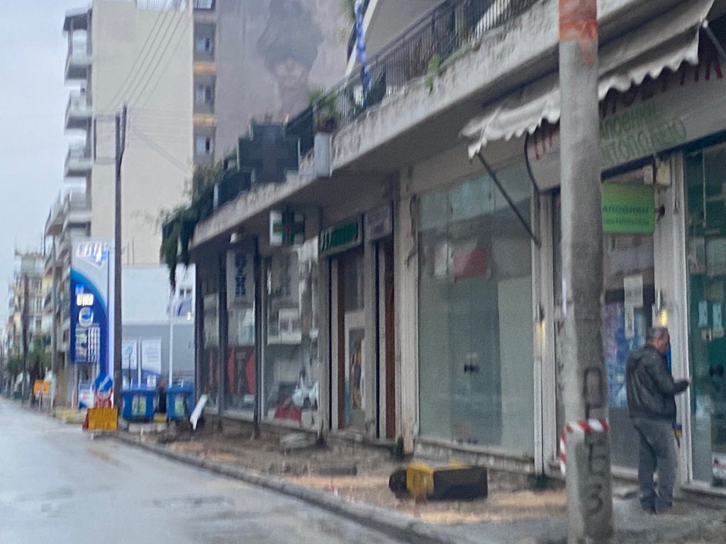 ΠΑΤΡΑ: Η απάντηση Τάκη Πετρόπουλου για τα δέντρα που ξεριζώθηκαν - "Θα φυτευτούν ξανά, και περισσότερα νέα..." 2 δένδρα πεζοδρομια πετρόπουλος 2 1