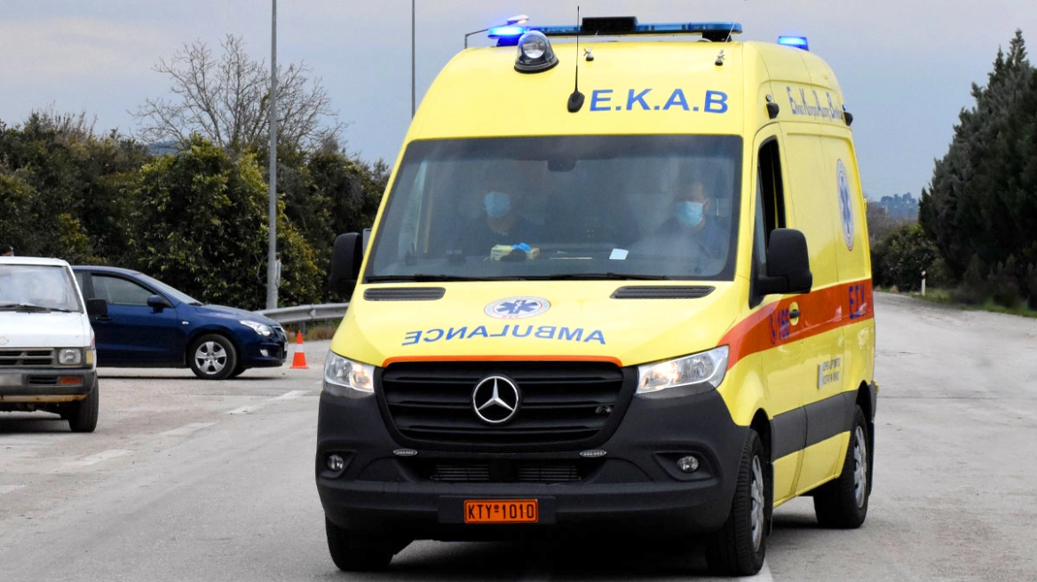 Τροχαίο δυστύχημα στην Παλιά Εθνική Οδό Αθηνών - Κορίνθου - Αυτοκίνητο συγκρούστηκε με μηχανή, νεκρός 22χρονος