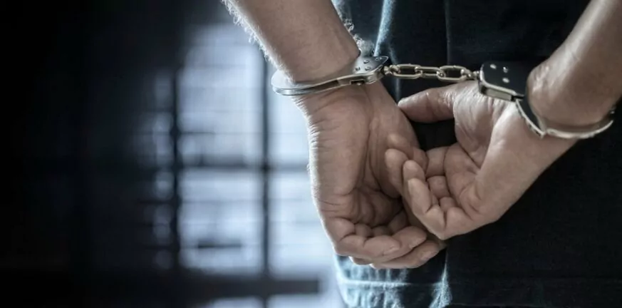 Αγρίνιο: Συνελήφθη ο 40χρονος που φέρεται να έσπασε με ξύλο τα δάχτυλα της κόρης του