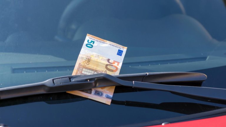 Άγνωστοι αφήνουν 50 ευρώ στο παρμπρίζ του αυτοκινήτου -Γιατί δεν πρέπει να τα αγγίξεις