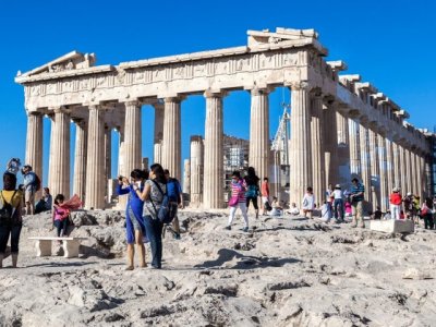 shutterstock tourismos acropolis touristas 768x480 1