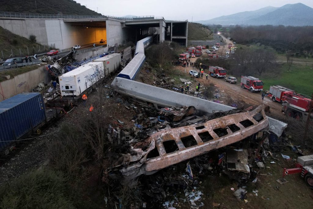 Τι αναφέρει η τελική έκθεση των εμπειρογνωμόνων για το δυστύχημα των Τεμπών – «Τουλάχιστον 16 επιβάτες έχασαν τη ζωή τους εξαιτίας της φωτιάς»