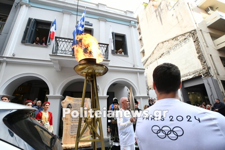 Πάτρα: Η Ολυμπιακή Φλόγα στο σπίτι του Κωστή Παλαμά (pics)
