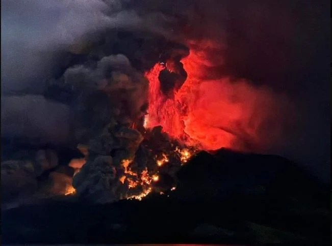 Ινδονησία: Στάχτη και λάβα μετά την έκρηξη του ηφαιστείου – Έκλεισε το αεροδρόμιο, εκκενώθηκαν περιοχές