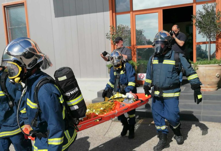 ΑΙΓΙΟ: Μεγάλη άσκηση της Πυροσβεστικής - Φωτιά σε εργοστάσιο πυροτεχνημάτων με εγκλωβισμένο!