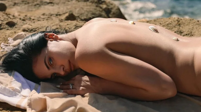 Χριστίνα Μπόμπα: Φωτογραφήθηκε χωρίς μαγιό σε παραλία - «Μήπως να απενοχοποιήσουμε το γυμνό» απάντησε σε αρνητικά σχόλια