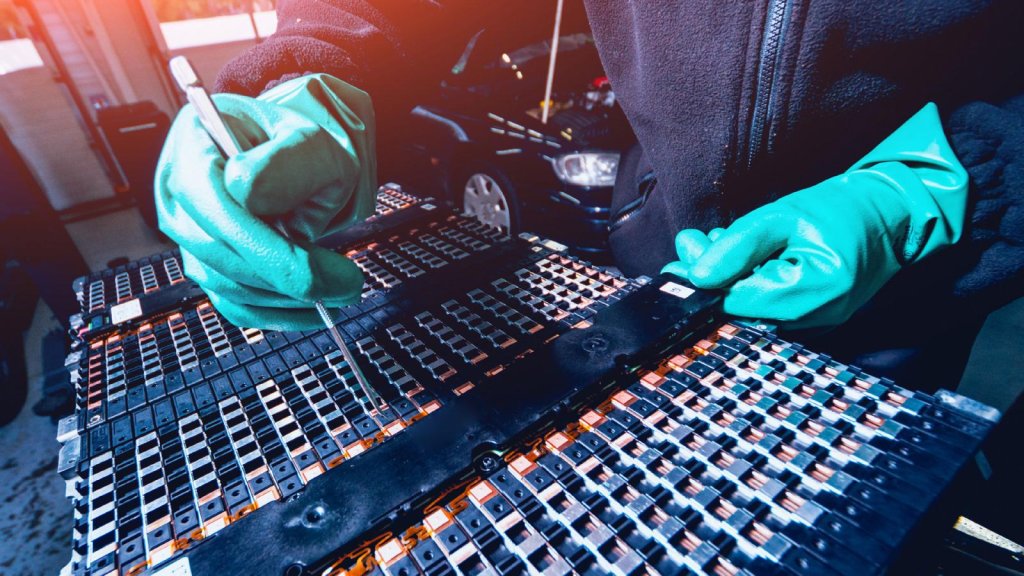 electric car mechanic (1)