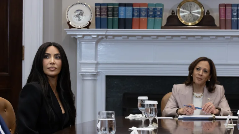 H Κιμ Καρντάσιαν για δεύτερη φορά στον Λευκό Οίκο: Συναντήθηκε με την Κάμαλα Χάρις - Δείτε φωτογραφίες